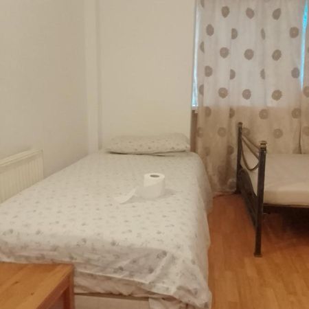 לונדון Private Rooms In 3 Bedroom Flat!! מראה חיצוני תמונה