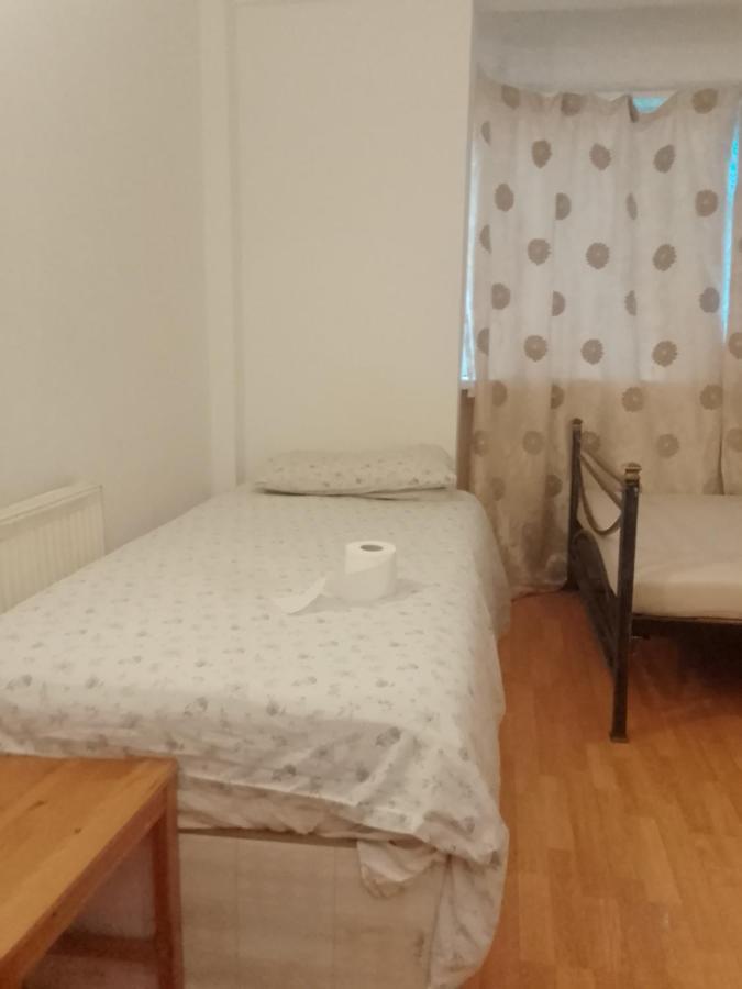 לונדון Private Rooms In 3 Bedroom Flat!! מראה חיצוני תמונה