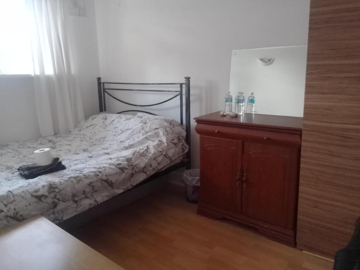 לונדון Private Rooms In 3 Bedroom Flat!! מראה חיצוני תמונה
