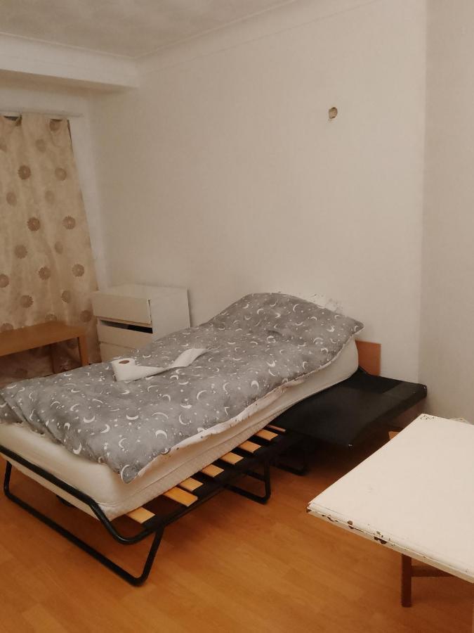 לונדון Private Rooms In 3 Bedroom Flat!! מראה חיצוני תמונה